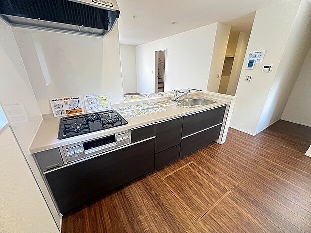 カウンターからはリビングが広く見渡せ、ご家族とのコミュニケーションも弾みます。