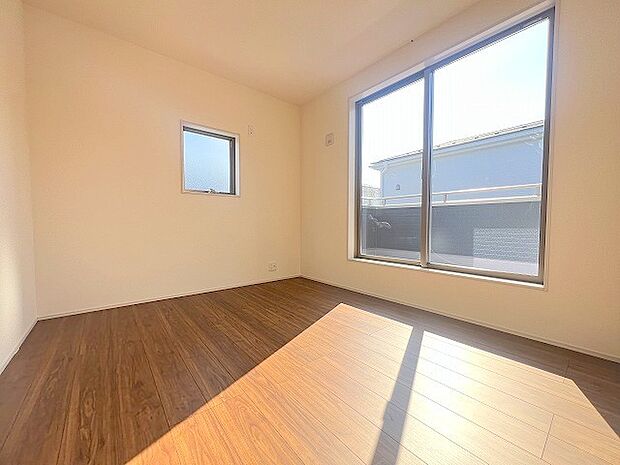 バルコニーからはたっぷりと太陽の光が舞い込みます。