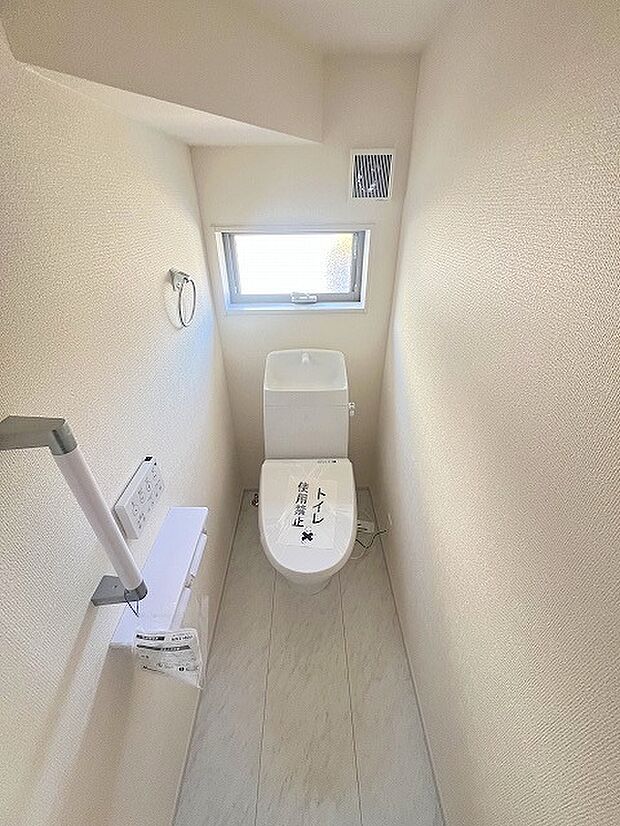 トイレはやっぱり白が1番落ち着きますね。もちろん衛生面でも嬉しいウォシュレット機能付きです。