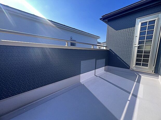 南向きバルコニーでお洗濯ものはいつもカラッと乾きます。