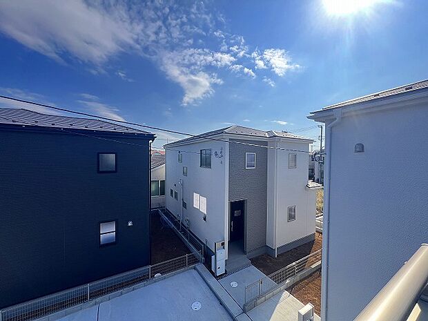 あたりには住宅を中心とした建物が広がります。