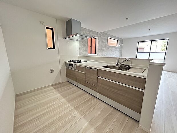 対面タイプなら、キッチン内にいながらご家族やお客様との会話が楽しめます。