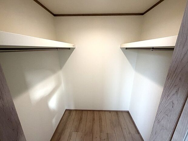 季節物の衣類もスッキリ収納できる、ウォークインクローゼット。 