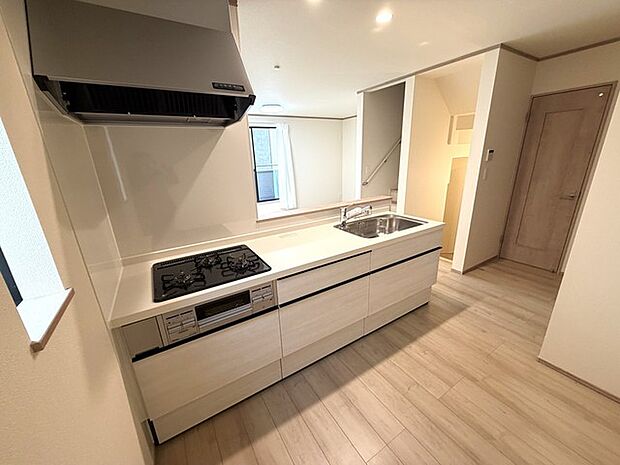 収納たっぷり。調理器具や調味料も出し入れしやすいですね。 