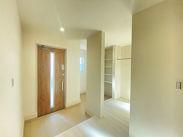 開放的な広々とした玄関、自然な光が降り注ぎます。 