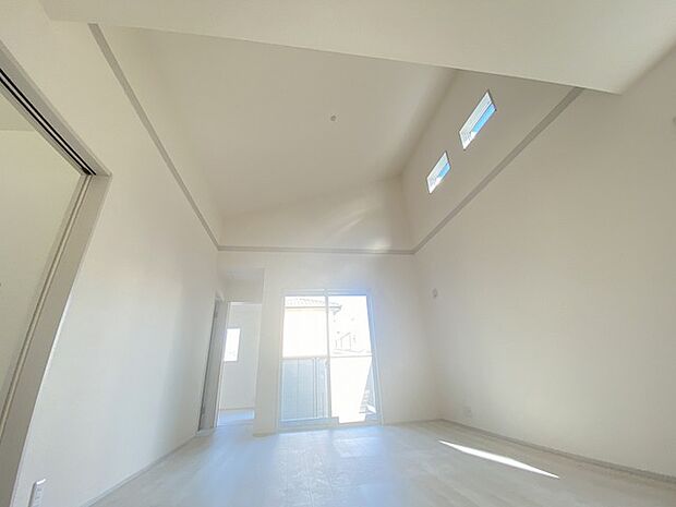 天井が高くなって開放感を感じる折り上げ天井。居住者が快適に暮らすための工夫がここにも見つかりました。 