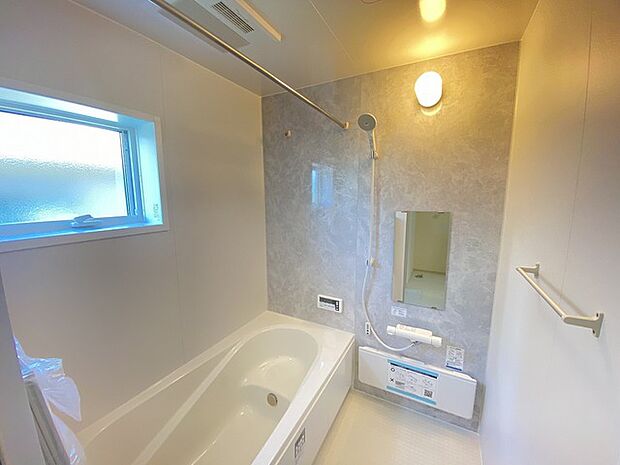 広々1坪タイプのゆったり浴室ユニットは半身浴もゆっくり楽しめるベンチバス仕様。防カビ・抗菌素材なのもうれしい。 