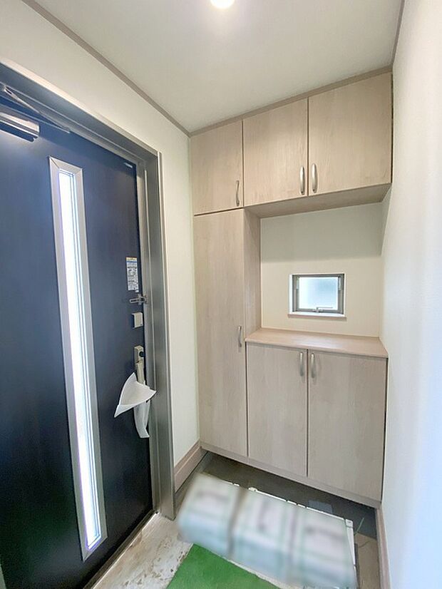 玄関を開けたらシューズボックス、使いやすい配置です。 