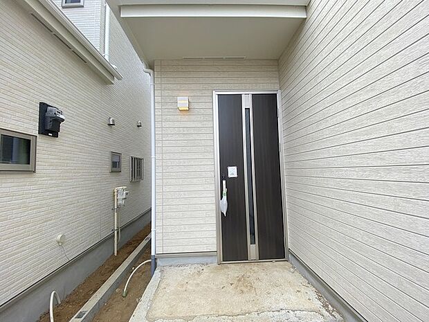 ポーチのついた新築分譲物件。玄関の印象はいかがでしょうか？入口からご覧ください。 
