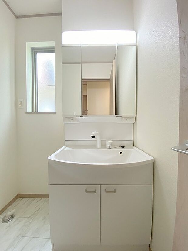 三面鏡を採用した洗面化粧台。鏡の裏にも収納スペースがあります。 