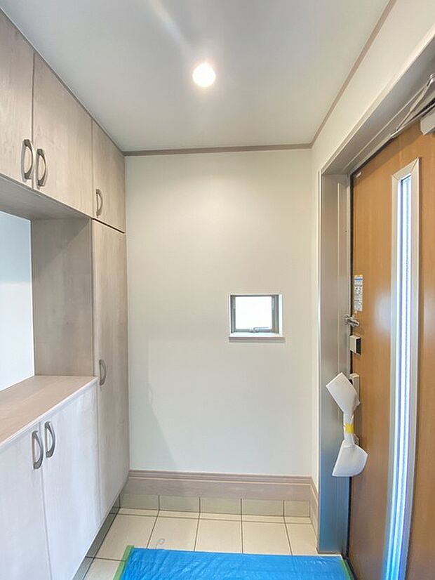 玄関を開けたらシューズボックス、使いやすい配置です。 