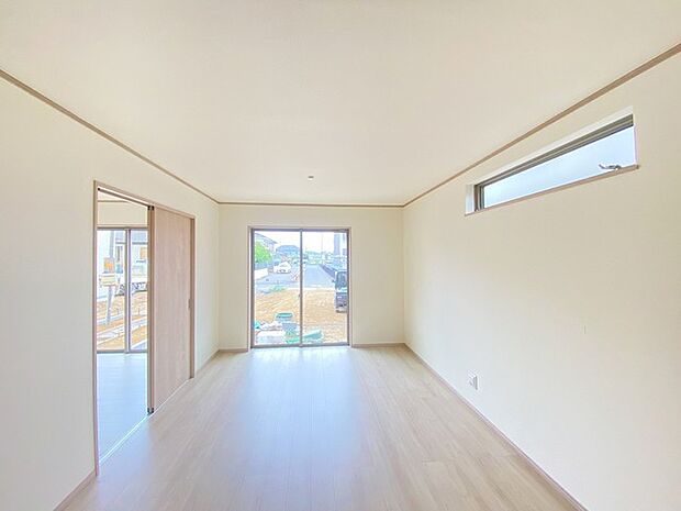 解放感あふれるリビングは、自然に光と風に恵まれます。 