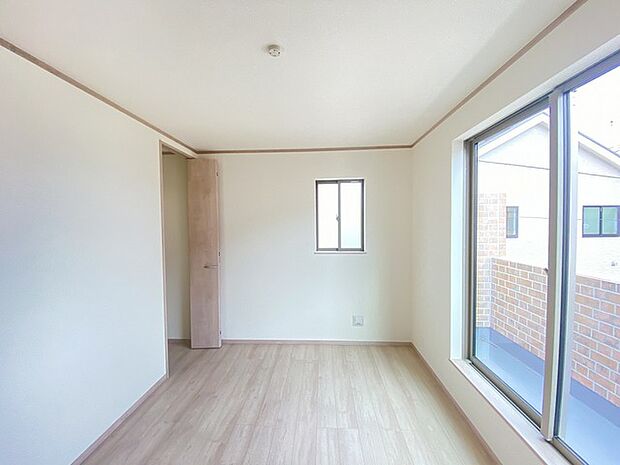 バルコニーからはたっぷりと太陽の光が舞い込みます。 