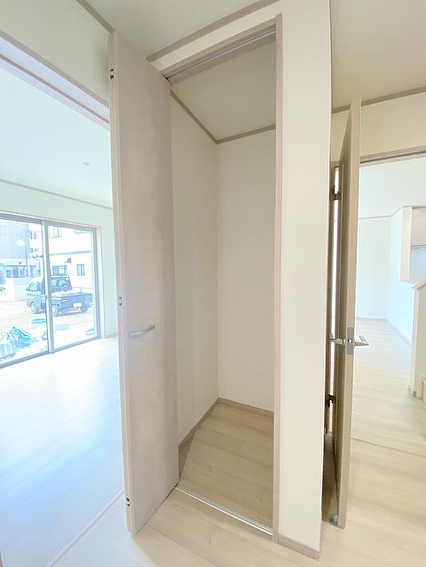 さっと物がしまえる共用部分の収納、新生活で大活躍するでしょう。 