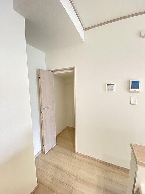 何かとものがあふれやすいリビングに、ちょっと一工夫。うれしい収納空間。 