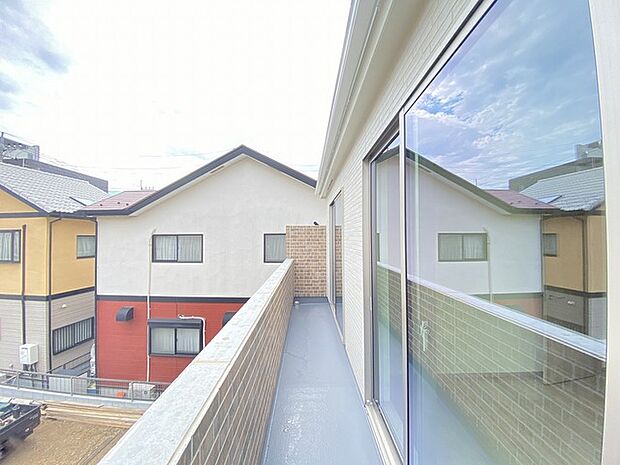 南側に面したワイドな幅のバルコニー、カラッと洗濯物が乾きそう。