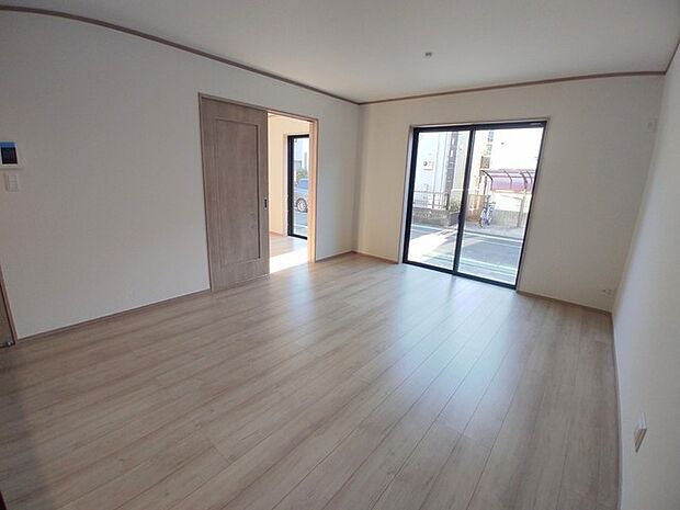 南側に大きな窓を配置、明るいリビングが出来ました。 