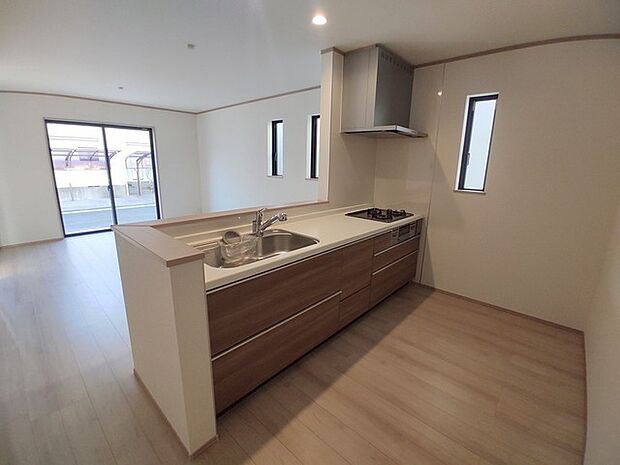 カウンターからはリビングが広く見渡せ、ご家族とのコミュニケーションも弾みます。