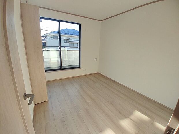 広々バルコニーから、たっぷり太陽の恵みが得られます。