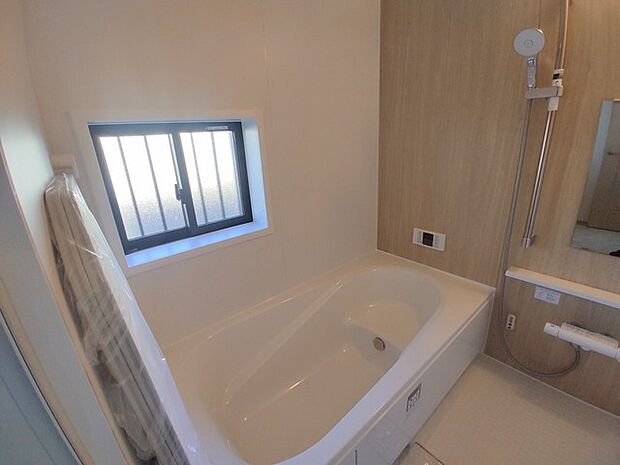 広々1坪タイプのゆったり浴室ユニットはベンチバス仕様で、小さなお子様やお年寄りにも安心。防カビ・抗菌素材なのもうれしい。