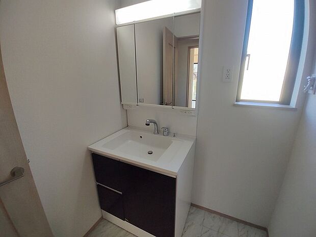 三面鏡を採用した洗面化粧台。鏡の裏にも収納スペースがあります。