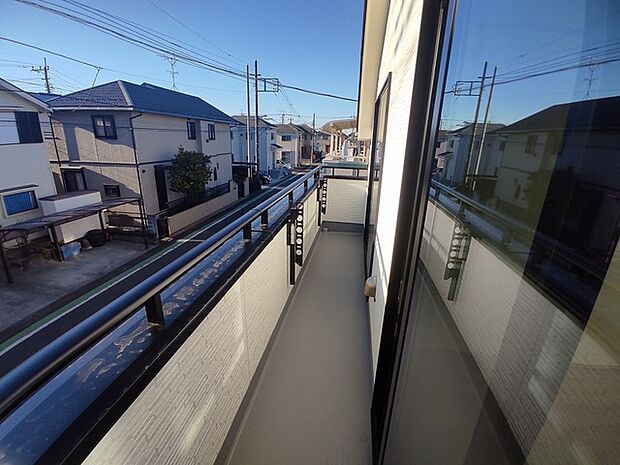 南側に面したワイドな幅のバルコニー、カラッと洗濯物が乾きそう。 