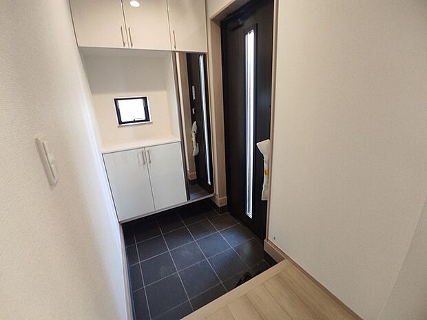 玄関を開けたらシューズボックス、使いやすい配置です。