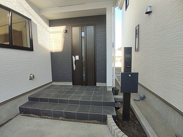 ポーチのついた新築分譲物件。玄関の印象はいかがでしょうか?入口からご覧ください。