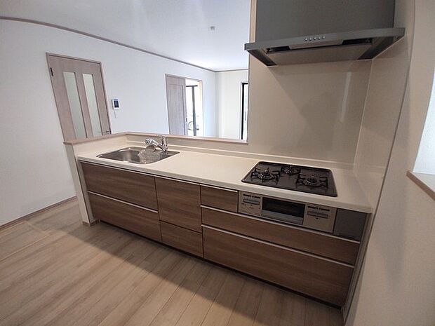 キッチンの性能が上がれば、いつものお料理も楽しくなりますね。対面キッチンがご家族の温かい時間を演出。 