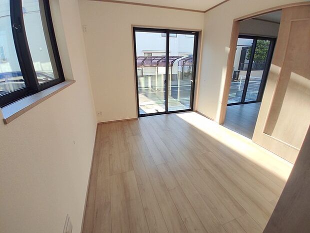 新築の木の匂いのする室内。写真では伝わらないので、ぜひ現地でお確かめください。