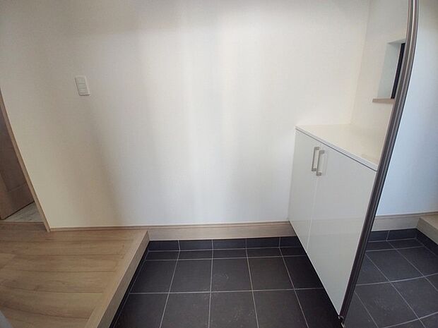 玄関をスッキリ整理。いつも気持ち良く使える玄関収納ボックス付き。 