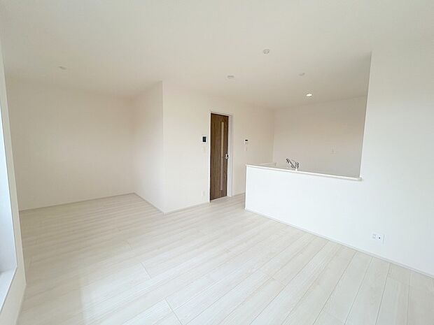 新築の木の匂いのする室内。写真では伝わらないので、ぜひ現地でお確かめください。 