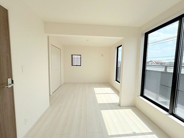 将来は間仕切りで。洋間二部屋分に対応可能な洋室。 