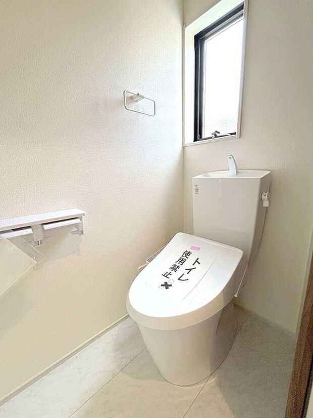 トイレはやっぱり白が1番落ち着きますね。もちろん衛生面でも嬉しいウォシュレット機能付きです。 