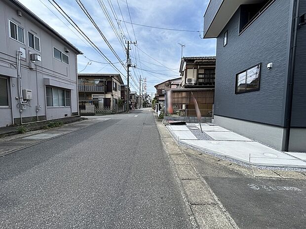 車通りの少ない閑静な住宅地、のびのびした子育てに適します。 
