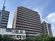 最寄り駅まで徒歩6分の近さ。 忙しい朝が助かる立地、 暮らしにゆとりが生まれます。 