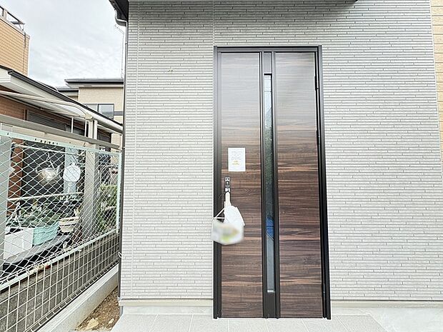 この扉を開けると、新築の木の匂いが待ってます。