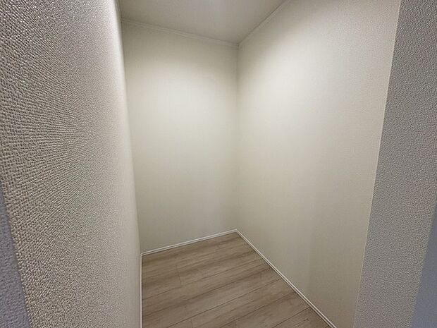 キッチンの脇に、この収納があるだけで、キッチン動線が変わりますね。