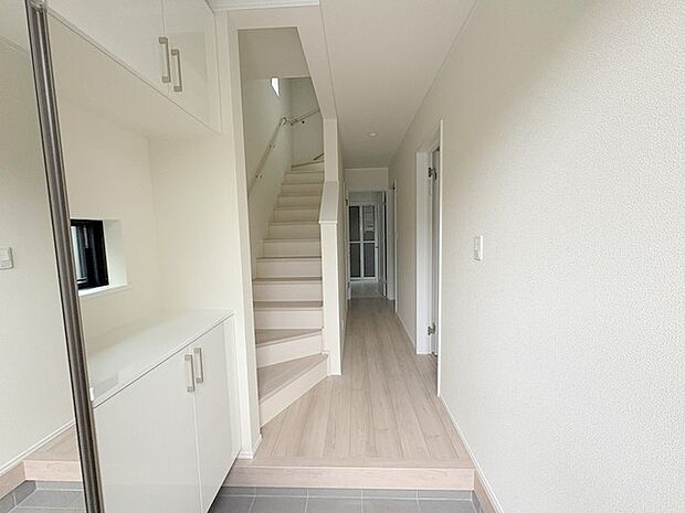 玄関を開けたらシューズボックス、使いやすい配置です。