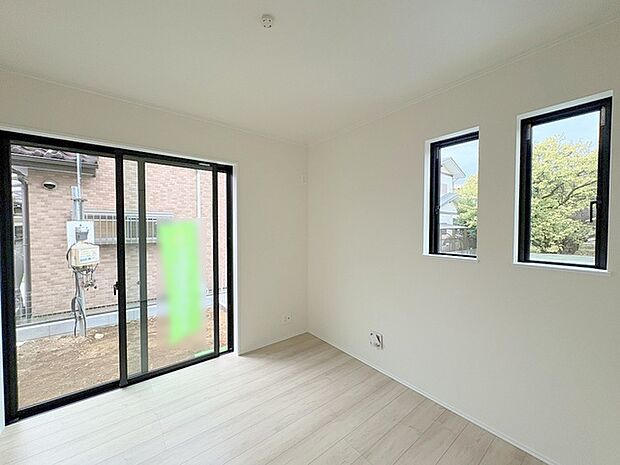 南向きの大きな窓から、たっぷりの陽射しが射し込みますね。