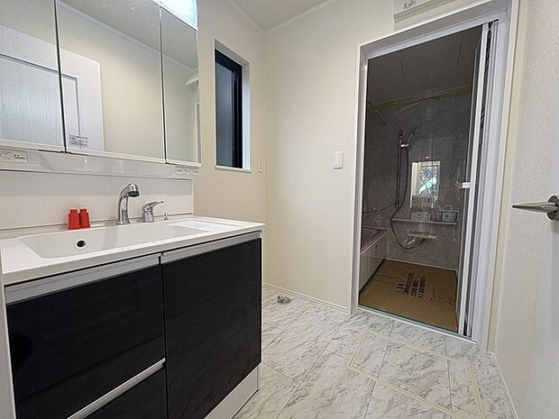 お風呂に入る前、心も体もふっと一息つける「静けさの入り口」。