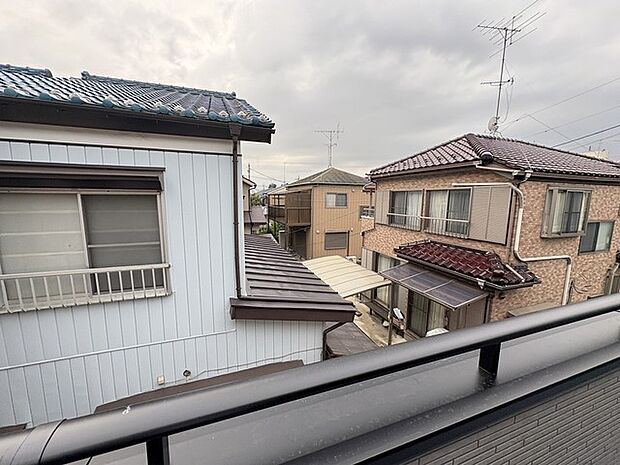 主に二階建てが中心の住宅街。近隣の屋根を高さを見ても、こちらの家と同じくらい。