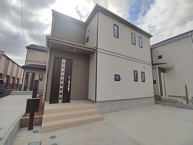 新築の玄関扉。きっと今のお家より重厚感が違います。