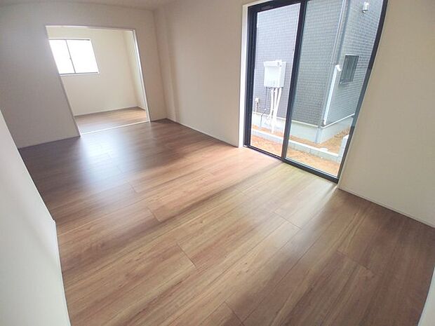 南側に大きな窓を配置、明るいリビングが出来ました。