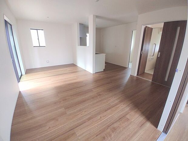 ご家族みんながゆったりくつろげる広々リビング。