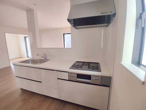 カウンターからはリビングが広く見渡せ、ご家族とのコミュニケーションも弾みます。