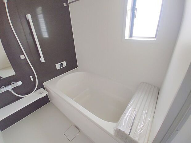 バスユニット1坪タイプ、浴室乾燥機、手すり付き。