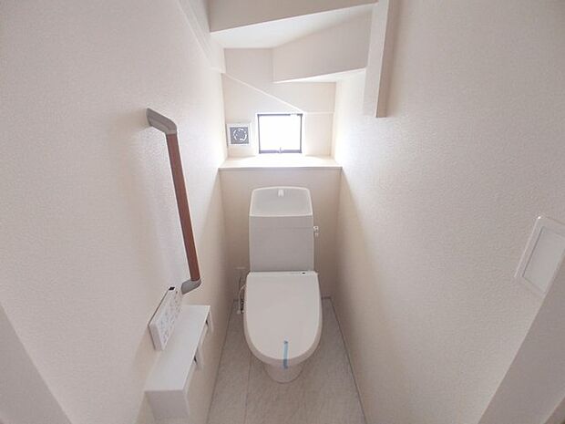 ウォシュレット機能付き。憩いの場としてひそかに注目度の高いお手洗いにもご注目ください。