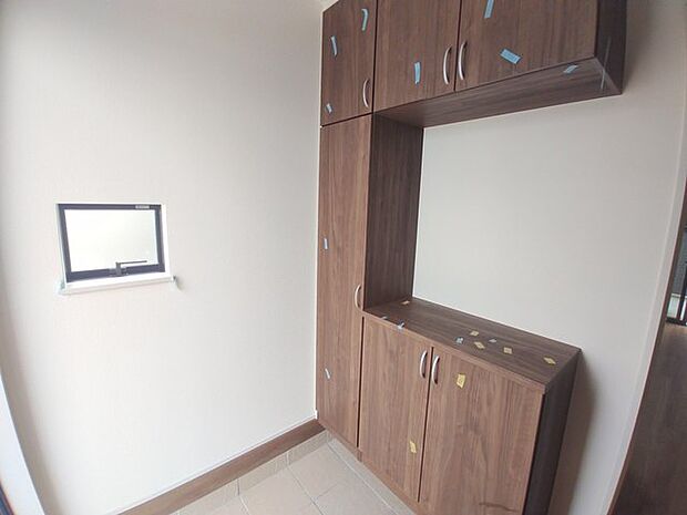 靴がしっかり収まるから、散らかりがちな玄関もスッキリ。