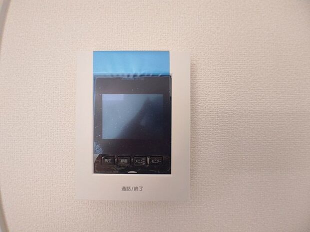 来客がカラーでわかるインターフォン。防犯面においてカメラがあることは嬉しいですね。